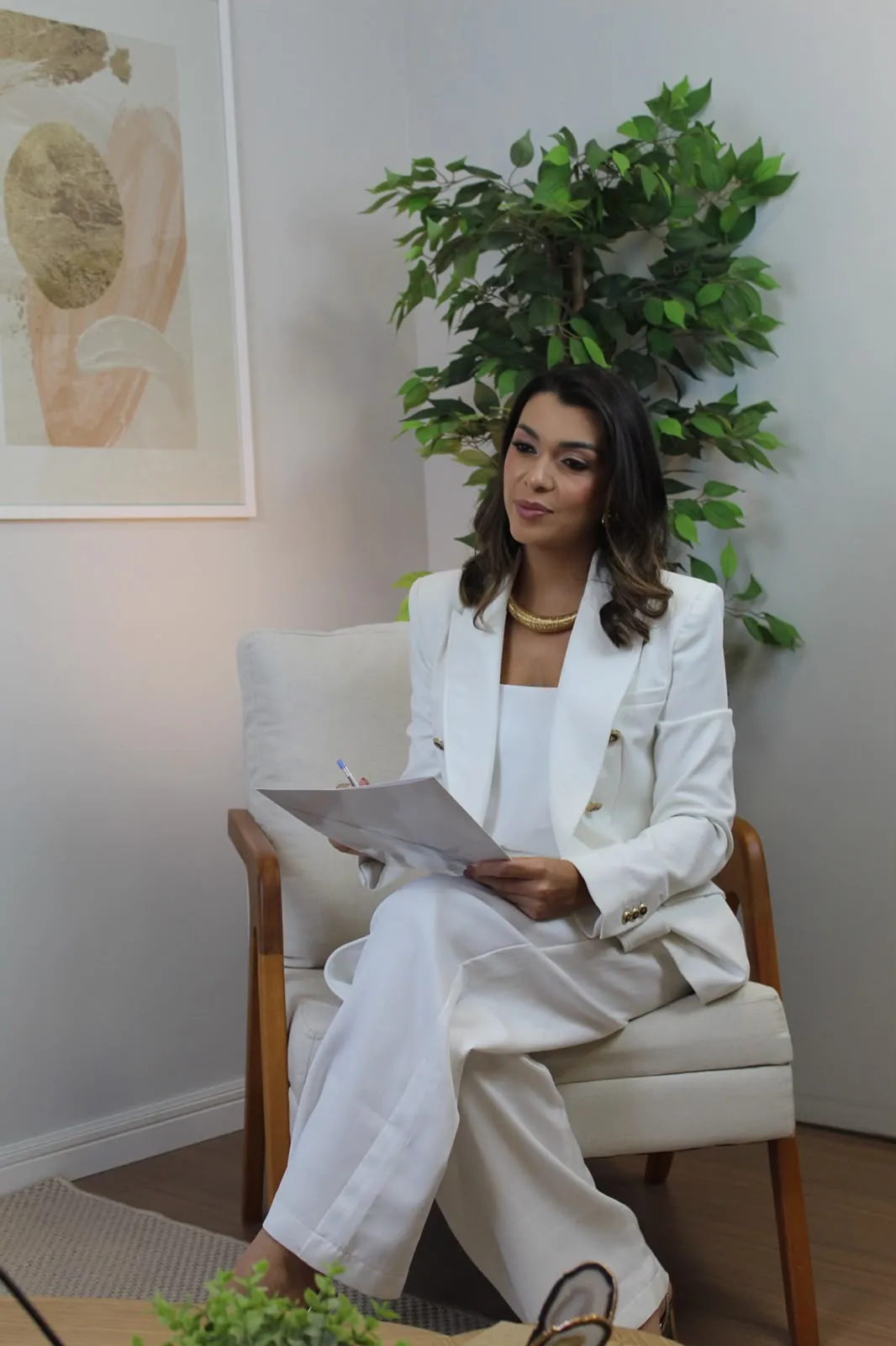 Karem Martins em seu consultório, durante uma supervisão clínica